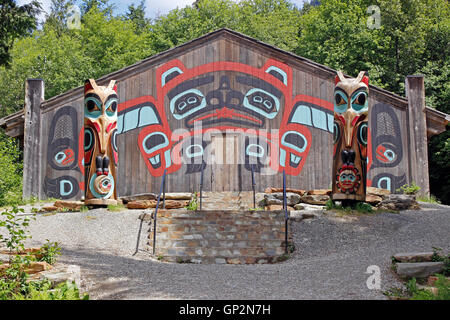 Geschnitzte Zeder Tlingit Totempfählen und Clan Haus Detail Saxman Totem Park Ketchikan Tongass Narrows Inside Passage Alaska Stockfoto