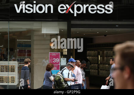 Großbritannien, London: Vision Express Optiker auf der Oxford Street im Zentrum von London am 20. August 2016 abgebildet ist. Stockfoto