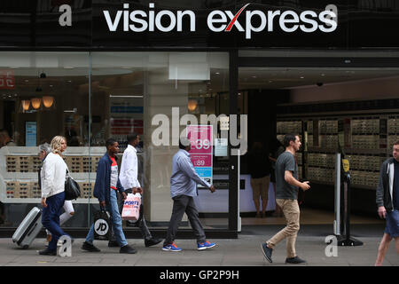 Großbritannien, London: Vision Express Optiker auf der Oxford Street im Zentrum von London am 20. August 2016 abgebildet ist. Stockfoto