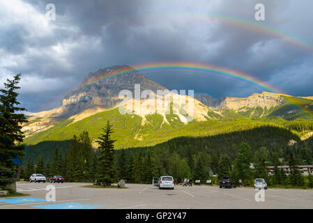 Regenbogen über Mount Stephen, Feld, Yoho Nationalpark, Britisch-Kolumbien, Kanada Stockfoto