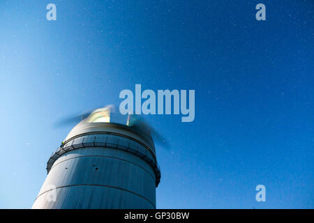 Rozhen Sternwarte unter dem Nachthimmel Sterne. Blauer Himmel mit Hunderten von Sternen der Milchstraße. Stockfoto