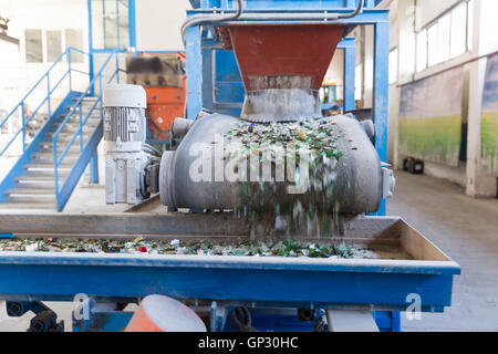 Glaspartikel für das recycling in einer Maschine in einer recycling-Anlage. Verschiedene Glas Flasche Verpackungsabfälle. Glas Abfall manageme Stockfoto