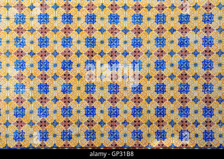 Detail der traditionellen keramischen Fliesen an Wand des portugiesischen Haus Algarve, Südportugal hautnah Stockfoto
