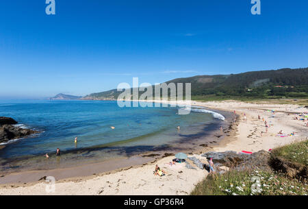 Ponzos Strand mit Menschen in Cobas, Ferrol, A Coruña, Galicien, Spanien Stockfoto