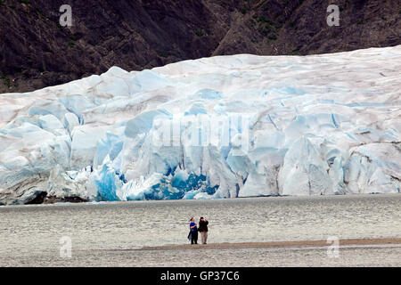 Touristischen Mendenhall-Gletscher in der Nähe von Juneau Alaska Inside Passage Southeast Alaska USA Stockfoto