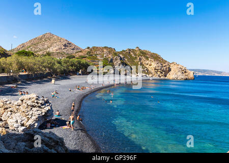 Lokalen und touristischen Menschen am Strand Mavra Voliá in Insel Chios, Griechenland Stockfoto