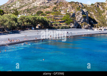 Touristischen Menschen am Strand Mavra Voliá. Mavra Voliá ist ein Strand mit kleinen schwarzen Vulkan-Strand in Insel Chios, Griechenland Stockfoto