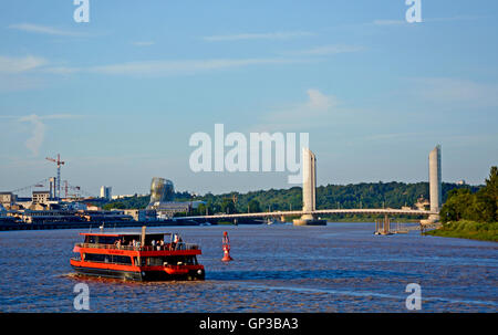 Die chaban-delmas Brücke am Fluss Garonne Bordeaux Frankreich Stockfoto