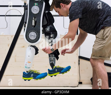 Varileg, ein Prototyp eines elektrisch betriebenen Exoskelett in einem Labor der Swiss Federal Institute of Technology (ETH), Zürich. Stockfoto