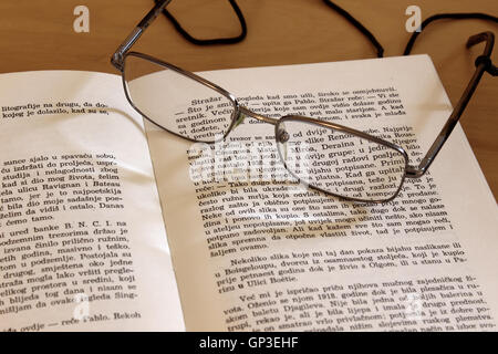 Lesebrille auf Buch Stockfoto