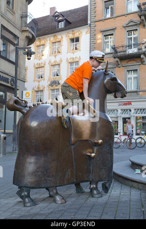 kleiner Junge Reiten Metall-Statue von Pferd mit acht Beinen, Constance, Bodensee, Baden-Württemberg, Deutschland Stockfoto