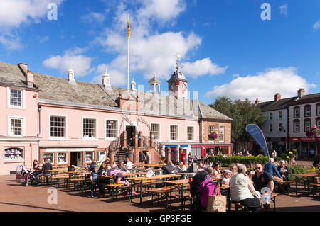Leute sitzen draußen in Carlisle Markt Platz, Cumbria, England, UK Stockfoto