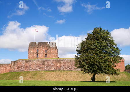 Carlisle Bergfried und Außenwand mit English Heritage Flagge, Cumbria, England, UK Stockfoto