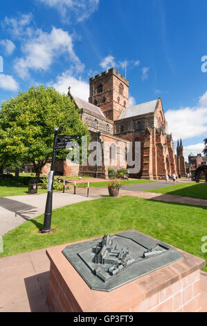 Carlisle Kathedrale mit Bronze Modell der Kathedrale und Kloster im Vordergrund, Cumbria, England, UK Stockfoto