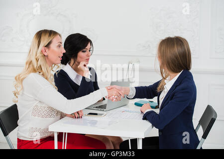 Zwei Geschäftsfrauen Händeschütteln im modernen Büro Stockfoto