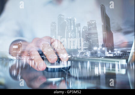 Doppelbelichtung von Hand mit der Maus, Geschäftsmann, arbeiten am Computer online Stockfoto