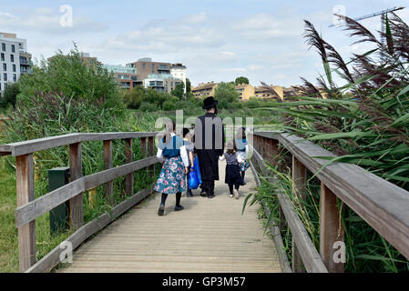 Familie zu Fuß entlang der Promenade, Woodberry Feuchtgebiete, Stoke Newington, London Borough of Hackney England Großbritannien UK Stockfoto