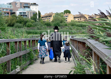 Familie zu Fuß entlang der Promenade, Woodberry Feuchtgebiete, Stoke Newington London Borough of Hackney England Großbritannien UK Stockfoto