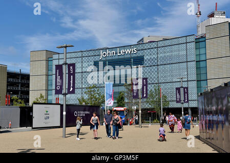 John Lewis Speicher für Personen mit Passanten vor, Westfield Stratford City, London England Großbritannien UK von hinten gesehen Stockfoto