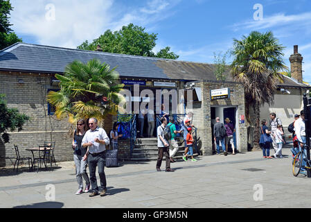 Menschen außerhalb Kew Gardens Station an einem sonnigen Tag, North Road, London Borough of Richmond England Großbritannien UK Stockfoto