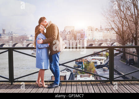 romantisches Date, junge Paar küssen auf der Brücke in Paris Stockfoto