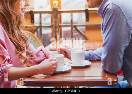 Partnersuche, Hände des Paares im gemütlichen Café, Kaffee trinken Stockfoto