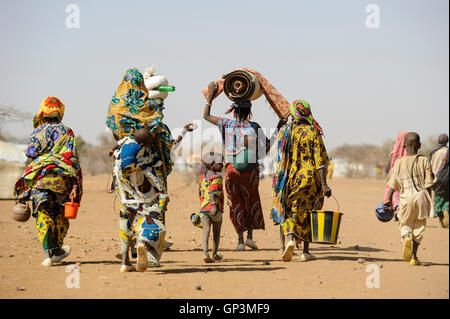 BURKINA FASO Dori, malischer Flüchtlinge, meist Touareg, in Flüchtlingslager Goudebo des UNHCR, flohen sie durch Krieg und islamistischen Terror im Norden Malis, Ankunft neue Flüchtlinge Stockfoto