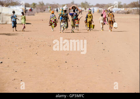 BURKINA FASO Dori, malischer Flüchtlinge, meist Touareg, in Flüchtlingslager Goudebo des UNHCR, flohen sie durch Krieg und islamistischen Terror im Norden Malis, Ankunft neue Flüchtlinge Stockfoto