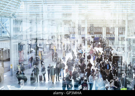 Pendler in modernen Bahnhof, Menschen warten im neuen Terminal des Gare de Lyon in Paris, Frankreich Stockfoto
