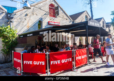 Paris, Frankreich, französische Gruppe, gemeinsames Essen auf der Terrasse im Fast Food Restaurant, fünf Männer in der Nachbarschaft, bercy Village in Paris Stockfoto