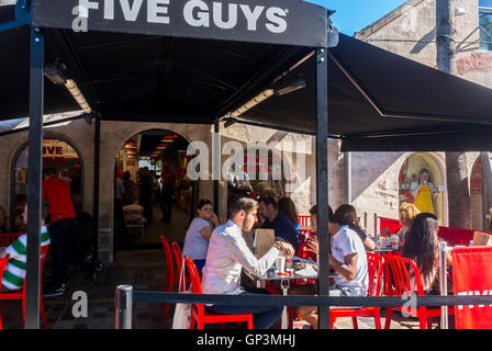 Paris, Frankreich, Außenansicht, Gruppe Franzosen, Essen teilen, Mahlzeiten im Fast Food Restaurant, Terrasse, draußen, 'Five Guys' in der Nachbarschaft, bercy Village in Paris Stockfoto