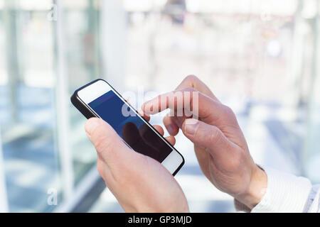 Nahaufnahme der Hände mit Smartphone am Flughafen oder moderne Bahnhof Stockfoto