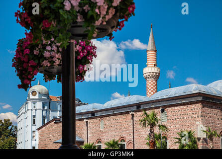 Dzhumaya, Djumaya Moschee oder Cuma Camii in Türkisch, die Innenstadt von Plovdiv-Ansicht mit Blumen an einem sonnigen Sommertag. Stockfoto