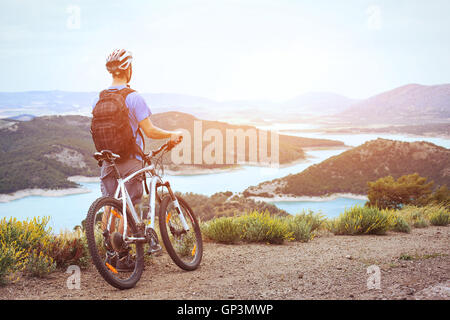 Radfahren, Mountainbiken, Mann mit Fahrrad Panorama Aussicht bei Sonnenuntergang Stockfoto