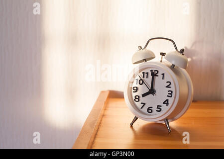 08:00 morgens, Wecker auf dem Nachttisch Stockfoto