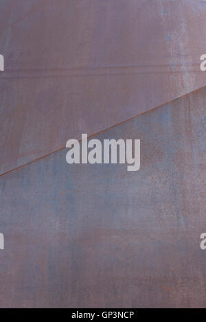 Rostige Stahl-Panel mit diagonaler Naht vertikales Bild Stockfoto