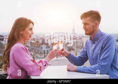 romantisches Abendessen für paar im luxuriösen Restaurant in Paris mit Panoramablick auf die Stadt und Eiffelturm Stockfoto