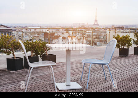 schöne Luxusrestaurant auf der Dachterrasse in Paris mit Panoramablick über die Stadt Stockfoto