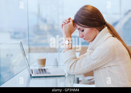 Informationsflut, Stress-Konzept, traurige verzweifelte Frau vor computer Stockfoto