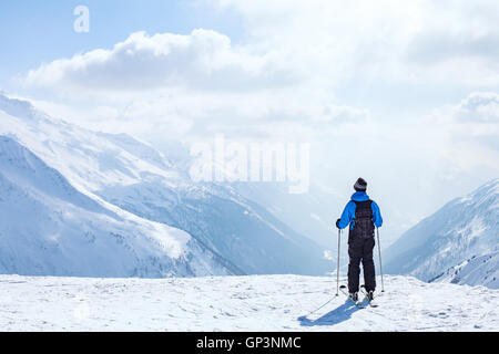 Ski Hintergrund, Skifahrer in herrlicher Berglandschaft, Winterurlaub in den Alpen Stockfoto