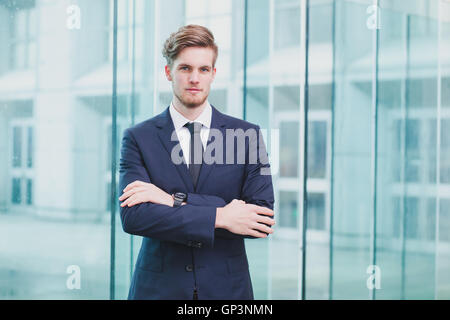 Porträt des jungen erfolgreicher Geschäftsmann, der Gelegenheit Werdegang Stockfoto