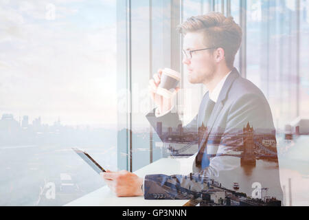 Doppelbelichtung Geschäftsmann und London Skyline Stadtbild Stockfoto