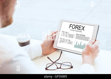 Forex, Geschäftsmann, lesen Sie weiter über Devisenmarkt auf tablet Stockfoto