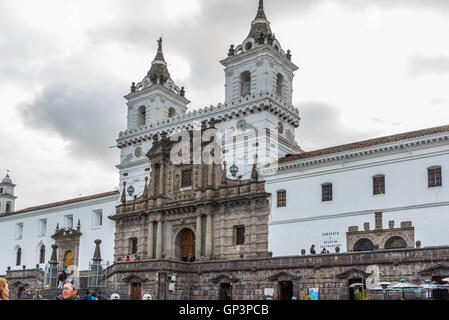 Kirche und Kloster des Heiligen Franziskus in Plaza de San Francisco in historischen Altstadt Quito, Ecuador. Stockfoto