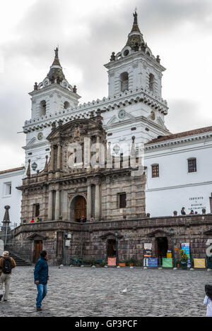 Kirche und Kloster des Heiligen Franziskus in Plaza de San Francisco in historischen Altstadt Quito, Ecuador. Stockfoto