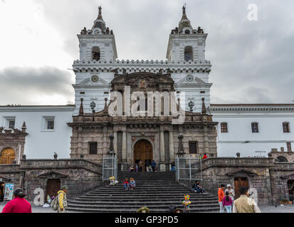 Kirche und Kloster des Heiligen Franziskus in Plaza de San Francisco in historischen Altstadt Quito, Ecuador. Stockfoto