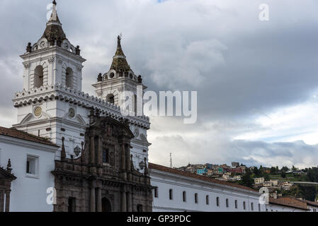 Kirche und Kloster des Heiligen Franziskus in Altstadt Quito, Ecuador. Stockfoto