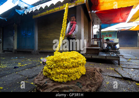 Menschen Sie kaufen und verkaufen Blumen und Girlanden auf dem Blumenmarkt in Mysore, Karnataka, Indien. Stockfoto