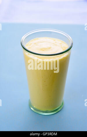 Mango Lassi. Mango-Smoothie mit Mango und Joghurt, Joghurt gemacht. Selektiven Fokus. Drehen Sie die Ansicht. Stockfoto