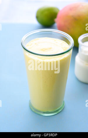 Mango Lassi. Mango-Smoothie mit Mango und Joghurt, Joghurt gemacht. Selektiven Fokus. Drehen Sie die Ansicht. Stockfoto